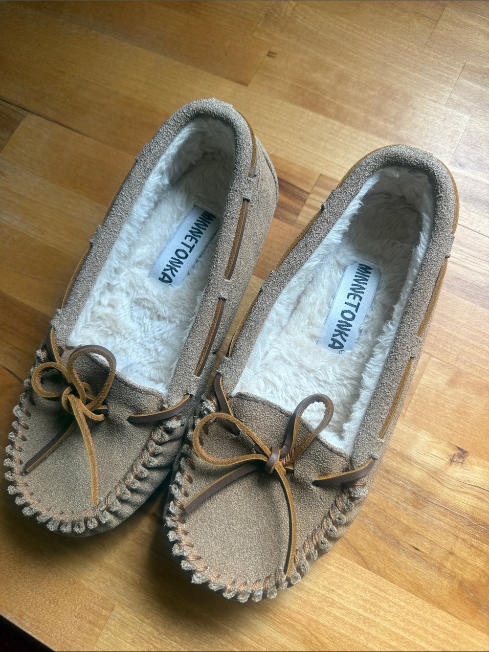Minnetonka Women's Moccasin Slippers in Tan with White Faux-Fur Lining